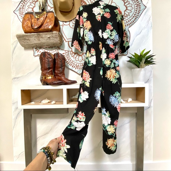 Sweet and super fun floral stunning Jumpsuit 🌺✨ - Picture 8 of 10